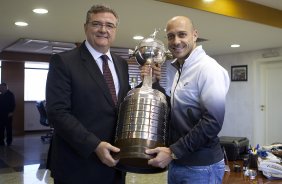 O presidente do Corinthians Mario Gobbi, acompanhado do capitao Alessandro leva a Taca da Libertadores da Amrica 2012 para o Memorial do Corinthians, no Parque So Jorge