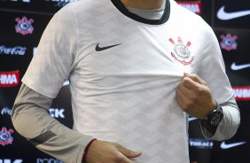 O atacante peruano Paolo Guerrero foi apresentado pelo diretor de futebol Roberto Andrade, hoje após o treino realizado esta tarde no CT Joaquim Grava, localizado no Parque Ecológico do Tiete. O próximo jogo da equipe será quarta-feira, 18/07, contra o Flamengo, no Engenhão, válido pela 10ª rodada do Campeonato Brasileiro de 2012
