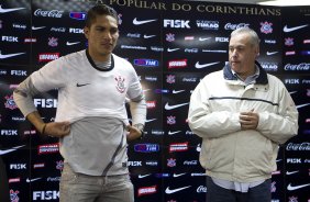 O atacante peruano Paolo Guerrero foi apresentado pelo diretor de futebol Roberto Andrade, hoje após o treino realizado esta tarde no CT Joaquim Grava, localizado no Parque Ecológico do Tiete. O próximo jogo da equipe será quarta-feira, 18/07, contra o Flamengo, no Engenhão, válido pela 10ª rodada do Campeonato Brasileiro de 2012