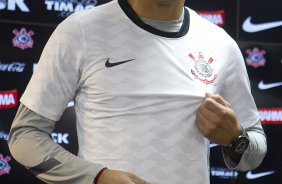 O atacante peruano Paolo Guerrero foi apresentado pelo diretor de futebol Roberto Andrade, hoje após o treino realizado esta tarde no CT Joaquim Grava, localizado no Parque Ecológico do Tiete. O próximo jogo da equipe será quarta-feira, 18/07, contra o Flamengo, no Engenhão, válido pela 10ª rodada do Campeonato Brasileiro de 2012
