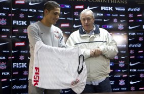 O atacante peruano Paolo Guerrero foi apresentado pelo diretor de futebol Roberto Andrade, hoje após o treino realizado esta tarde no CT Joaquim Grava, localizado no Parque Ecológico do Tiete. O próximo jogo da equipe será quarta-feira, 18/07, contra o Flamengo, no Engenhão, válido pela 10ª rodada do Campeonato Brasileiro de 2012