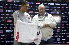 O atacante peruano Paolo Guerrero foi apresentado pelo diretor de futebol Roberto Andrade, hoje aps o treino realizado esta tarde no CT Joaquim Grava, localizado no Parque Ecolgico do Tiete. O prximo jogo da equipe ser quarta-feira, 18/07, contra o Flamengo, no Engenho, vlido pela 10 rodada do Campeonato Brasileiro de 2012