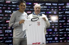 O atacante peruano Paolo Guerrero foi apresentado pelo diretor de futebol Roberto Andrade, hoje após o treino realizado esta tarde no CT Joaquim Grava, localizado no Parque Ecológico do Tiete. O próximo jogo da equipe será quarta-feira, 18/07, contra o Flamengo, no Engenhão, válido pela 10ª rodada do Campeonato Brasileiro de 2012