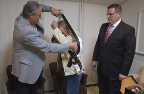 A diretoria do Corinthians com o presidente Mario Gobbi; o primeiro vice-presidente Luis Paulo Rosenberg; o segundo vice-presidente Elie Werdo; os diretores de futebol Roberto Andrade e Duilio Monteiro Alves; acompanhados do tcnico Tite e do lateral e capito Alessandro, foram ao Instituto Lula leva a Taca da Libertadores da Amrica 2012, ganha de forma invicta