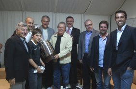 A diretoria do Corinthians com o presidente Mario Gobbi; o primeiro vice-presidente Luis Paulo Rosenberg; o segundo vice-presidente Elie Werdo; os diretores de futebol Roberto Andrade e Duilio Monteiro Alves; acompanhados do técnico Tite e do lateral e capitão Alessandro, foram ao Instituto Lula leva a Taca da Libertadores da América 2012, ganha de forma invicta