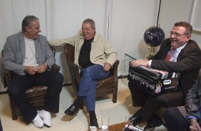 A diretoria do Corinthians com o presidente Mario Gobbi; o primeiro vice-presidente Luis Paulo Rosenberg; o segundo vice-presidente Elie Werdo; os diretores de futebol Roberto Andrade e Duilio Monteiro Alves; acompanhados do técnico Tite e do lateral e capitão Alessandro, foram ao Instituto Lula leva a Taca da Libertadores da América 2012, ganha de forma invicta