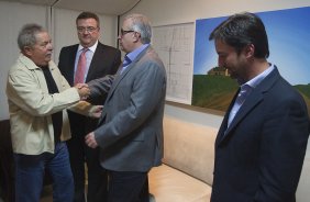 A diretoria do Corinthians com o presidente Mario Gobbi; o primeiro vice-presidente Luis Paulo Rosenberg; o segundo vice-presidente Elie Werdo; os diretores de futebol Roberto Andrade e Duilio Monteiro Alves; acompanhados do técnico Tite e do lateral e capitão Alessandro, foram ao Instituto Lula leva a Taca da Libertadores da América 2012, ganha de forma invicta