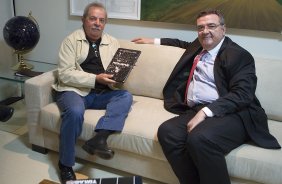 A diretoria do Corinthians com o presidente Mario Gobbi; o primeiro vice-presidente Luis Paulo Rosenberg; o segundo vice-presidente Elie Werdo; os diretores de futebol Roberto Andrade e Duilio Monteiro Alves; acompanhados do técnico Tite e do lateral e capitão Alessandro, foram ao Instituto Lula leva a Taca da Libertadores da América 2012, ganha de forma invicta
