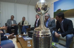 A diretoria do Corinthians com o presidente Mario Gobbi; o primeiro vice-presidente Luis Paulo Rosenberg; o segundo vice-presidente Elie Werdo; os diretores de futebol Roberto Andrade e Duilio Monteiro Alves; acompanhados do tcnico Tite e do lateral e capito Alessandro, foram ao Instituto Lula leva a Taca da Libertadores da Amrica 2012, ganha de forma invicta