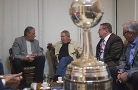 A diretoria do Corinthians com o presidente Mario Gobbi; o primeiro vice-presidente Luis Paulo Rosenberg; o segundo vice-presidente Elie Werdo; os diretores de futebol Roberto Andrade e Duilio Monteiro Alves; acompanhados do técnico Tite e do lateral e capitão Alessandro, foram ao Instituto Lula leva a Taca da Libertadores da América 2012, ganha de forma invicta