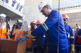 O tcnico do Corinthians Tite foi hoje pela manh na Arena Corinthians cumprir um dia de trabalho, promessa feita durante a campanha, se ganhasse a Copa Libertadores da Amrica 2012, antes do treino realizado esta tarde no CT Joaquim Grava, localizado no Parque Ecolgico do Tiete. O prximo jogo da equipe ser domingo, 29/07, contra o Bahia/BA, no Pituacu, vlido pela 13 rodada do Campeonato Brasileiro de 2012