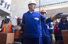 O tcnico do Corinthians Tite foi hoje pela manh na Arena Corinthians cumprir um dia de trabalho, promessa feita durante a campanha, se ganhasse a Copa Libertadores da Amrica 2012, antes do treino realizado esta tarde no CT Joaquim Grava, localizado no Parque Ecolgico do Tiete. O prximo jogo da equipe ser domingo, 29/07, contra o Bahia/BA, no Pituacu, vlido pela 13 rodada do Campeonato Brasileiro de 2012