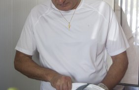 O técnico do Corinthians Tite foi hoje pela manhã na Arena Corinthians cumprir um dia de trabalho, promessa feita durante a campanha, se ganhasse a Copa Libertadores da América 2012, antes do treino realizado esta tarde no CT Joaquim Grava, localizado no Parque Ecológico do Tiete. O próximo jogo da equipe será domingo, 29/07, contra o Bahia/BA, no Pituacu, válido pela 13ª rodada do Campeonato Brasileiro de 2012