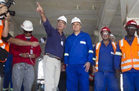 O técnico do Corinthians Tite foi hoje pela manhã na Arena Corinthians cumprir um dia de trabalho, promessa feita durante a campanha, se ganhasse a Copa Libertadores da América 2012, antes do treino realizado esta tarde no CT Joaquim Grava, localizado no Parque Ecológico do Tiete. O próximo jogo da equipe será domingo, 29/07, contra o Bahia/BA, no Pituacu, válido pela 13ª rodada do Campeonato Brasileiro de 2012