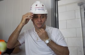 O técnico do Corinthians Tite foi hoje pela manhã na Arena Corinthians cumprir um dia de trabalho, promessa feita durante a campanha, se ganhasse a Copa Libertadores da América 2012, antes do treino realizado esta tarde no CT Joaquim Grava, localizado no Parque Ecológico do Tiete. O próximo jogo da equipe será domingo, 29/07, contra o Bahia/BA, no Pituacu, válido pela 13ª rodada do Campeonato Brasileiro de 2012