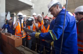 O tcnico do Corinthians Tite foi hoje pela manh na Arena Corinthians cumprir um dia de trabalho, promessa feita durante a campanha, se ganhasse a Copa Libertadores da Amrica 2012, antes do treino realizado esta tarde no CT Joaquim Grava, localizado no Parque Ecolgico do Tiete. O prximo jogo da equipe ser domingo, 29/07, contra o Bahia/BA, no Pituacu, vlido pela 13 rodada do Campeonato Brasileiro de 2012