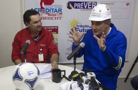 O técnico do Corinthians Tite foi hoje pela manhã na Arena Corinthians cumprir um dia de trabalho, promessa feita durante a campanha, se ganhasse a Copa Libertadores da América 2012, antes do treino realizado esta tarde no CT Joaquim Grava, localizado no Parque Ecológico do Tiete. O próximo jogo da equipe será domingo, 29/07, contra o Bahia/BA, no Pituacu, válido pela 13ª rodada do Campeonato Brasileiro de 2012