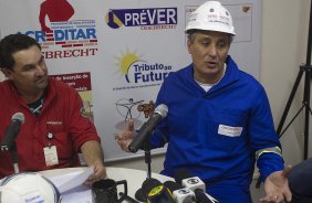 O técnico do Corinthians Tite foi hoje pela manhã na Arena Corinthians cumprir um dia de trabalho, promessa feita durante a campanha, se ganhasse a Copa Libertadores da América 2012, antes do treino realizado esta tarde no CT Joaquim Grava, localizado no Parque Ecológico do Tiete. O próximo jogo da equipe será domingo, 29/07, contra o Bahia/BA, no Pituacu, válido pela 13ª rodada do Campeonato Brasileiro de 2012