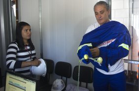 O técnico do Corinthians Tite foi hoje pela manhã na Arena Corinthians cumprir um dia de trabalho, promessa feita durante a campanha, se ganhasse a Copa Libertadores da América 2012, antes do treino realizado esta tarde no CT Joaquim Grava, localizado no Parque Ecológico do Tiete. O próximo jogo da equipe será domingo, 29/07, contra o Bahia/BA, no Pituacu, válido pela 13ª rodada do Campeonato Brasileiro de 2012