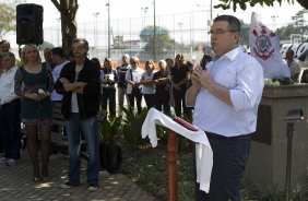 O presidente Mario Gobbi inaugura um busto em homenagem ao ex-jogador Socrates na Praca da Liberdade, no Parque So Jorge, ao lado da viuva Katia Bagnarelli, esta manh So Paulo / SP - Brasil - 28/07/2012