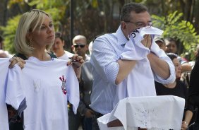 O presidente Mario Gobbi inaugura um busto em homenagem ao ex-jogador Socrates na Praca da Liberdade, no Parque So Jorge, ao lado da viuva Katia Bagnarelli, esta manh So Paulo / SP - Brasil - 28/07/2012