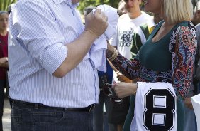 O presidente Mario Gobbi inaugura um busto em homenagem ao ex-jogador Socrates na Praca da Liberdade, no Parque So Jorge, ao lado da viuva Katia Bagnarelli, esta manh So Paulo / SP - Brasil - 28/07/2012