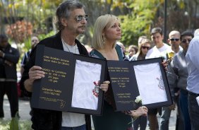 O presidente Mario Gobbi inaugura um busto em homenagem ao ex-jogador Socrates na Praca da Liberdade, no Parque São Jorge, ao lado da viuva Katia Bagnarelli, esta manhã São Paulo / SP - Brasil - 28/07/2012
