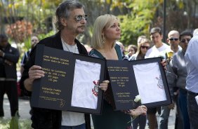 O presidente Mario Gobbi inaugura um busto em homenagem ao ex-jogador Socrates na Praca da Liberdade, no Parque So Jorge, ao lado da viuva Katia Bagnarelli, esta manh So Paulo / SP - Brasil - 28/07/2012