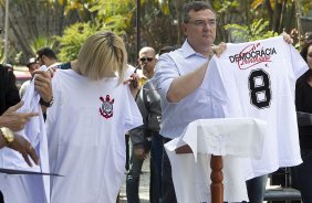 O presidente Mario Gobbi inaugura um busto em homenagem ao ex-jogador Socrates na Praca da Liberdade, no Parque São Jorge, ao lado da viuva Katia Bagnarelli, esta manhã São Paulo / SP - Brasil - 28/07/2012