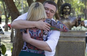 O presidente Mario Gobbi inaugura um busto em homenagem ao ex-jogador Socrates na Praca da Liberdade, no Parque São Jorge, ao lado da viuva Katia Bagnarelli, esta manhã São Paulo / SP - Brasil - 28/07/2012
