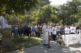 O presidente Mario Gobbi inaugura um busto em homenagem ao ex-jogador Socrates na Praca da Liberdade, no Parque So Jorge, ao lado da viuva Katia Bagnarelli, esta manh So Paulo / SP - Brasil - 28/07/2012