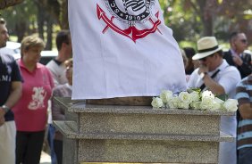 O presidente Mario Gobbi inaugura um busto em homenagem ao ex-jogador Socrates na Praca da Liberdade, no Parque São Jorge, ao lado da viuva Katia Bagnarelli, esta manhã São Paulo / SP - Brasil - 28/07/2012