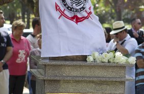 O presidente Mario Gobbi inaugura um busto em homenagem ao ex-jogador Socrates na Praca da Liberdade, no Parque So Jorge, ao lado da viuva Katia Bagnarelli, esta manh So Paulo / SP - Brasil - 28/07/2012