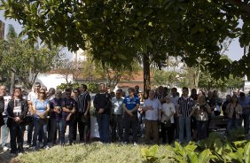 O presidente Mario Gobbi inaugura um busto em homenagem ao ex-jogador Socrates na Praca da Liberdade, no Parque São Jorge, ao lado da viuva Katia Bagnarelli, esta manhã São Paulo / SP - Brasil - 28/07/2012