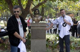 O presidente Mario Gobbi inaugura um busto em homenagem ao ex-jogador Socrates na Praca da Liberdade, no Parque So Jorge, ao lado da viuva Katia Bagnarelli, esta manh So Paulo / SP - Brasil - 28/07/2012