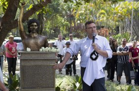 O presidente Mario Gobbi inaugura um busto em homenagem ao ex-jogador Socrates na Praca da Liberdade, no Parque São Jorge, ao lado da viuva Katia Bagnarelli, esta manhã São Paulo / SP - Brasil - 28/07/2012