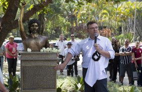 O presidente Mario Gobbi inaugura um busto em homenagem ao ex-jogador Socrates na Praca da Liberdade, no Parque So Jorge, ao lado da viuva Katia Bagnarelli, esta manh So Paulo / SP - Brasil - 28/07/2012