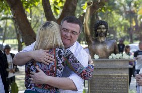 O presidente Mario Gobbi inaugura um busto em homenagem ao ex-jogador Socrates na Praca da Liberdade, no Parque So Jorge, ao lado da viuva Katia Bagnarelli, esta manh So Paulo / SP - Brasil - 28/07/2012