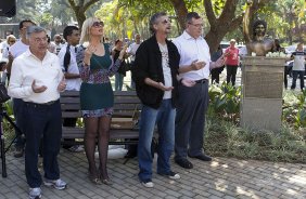 O presidente Mario Gobbi inaugura um busto em homenagem ao ex-jogador Socrates na Praca da Liberdade, no Parque São Jorge, ao lado da viuva Katia Bagnarelli, esta manhã São Paulo / SP - Brasil - 28/07/2012