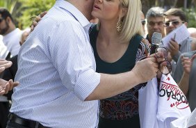 O presidente Mario Gobbi inaugura um busto em homenagem ao ex-jogador Socrates na Praca da Liberdade, no Parque São Jorge, ao lado da viuva Katia Bagnarelli, esta manhã São Paulo / SP - Brasil - 28/07/2012