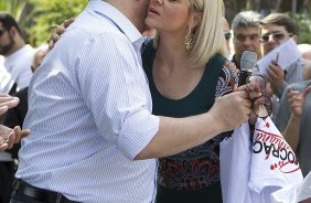 O presidente Mario Gobbi inaugura um busto em homenagem ao ex-jogador Socrates na Praca da Liberdade, no Parque So Jorge, ao lado da viuva Katia Bagnarelli, esta manh So Paulo / SP - Brasil - 28/07/2012