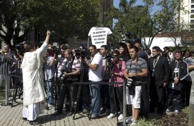 O presidente Mario Gobbi inaugura um busto em homenagem ao ex-jogador Socrates na Praca da Liberdade, no Parque São Jorge, ao lado da viuva Katia Bagnarelli, esta manhã São Paulo / SP - Brasil - 28/07/2012