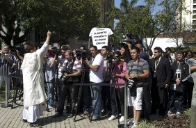 O presidente Mario Gobbi inaugura um busto em homenagem ao ex-jogador Socrates na Praca da Liberdade, no Parque So Jorge, ao lado da viuva Katia Bagnarelli, esta manh So Paulo / SP - Brasil - 28/07/2012