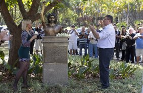 O presidente Mario Gobbi inaugura um busto em homenagem ao ex-jogador Socrates na Praca da Liberdade, no Parque So Jorge, ao lado da viuva Katia Bagnarelli, esta manh So Paulo / SP - Brasil - 28/07/2012