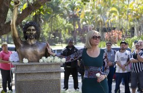 O presidente Mario Gobbi inaugura um busto em homenagem ao ex-jogador Socrates na Praca da Liberdade, no Parque So Jorge, ao lado da viuva Katia Bagnarelli, esta manh So Paulo / SP - Brasil - 28/07/2012