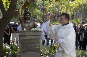 O presidente Mario Gobbi inaugura um busto em homenagem ao ex-jogador Socrates na Praca da Liberdade, no Parque So Jorge, ao lado da viuva Katia Bagnarelli, esta manh So Paulo / SP - Brasil - 28/07/2012