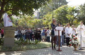 O presidente Mario Gobbi inaugura um busto em homenagem ao ex-jogador Socrates na Praca da Liberdade, no Parque So Jorge, ao lado da viuva Katia Bagnarelli, esta manh So Paulo / SP - Brasil - 28/07/2012