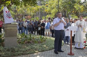 O presidente Mario Gobbi inaugura um busto em homenagem ao ex-jogador Socrates na Praca da Liberdade, no Parque So Jorge, ao lado da viuva Katia Bagnarelli, esta manh So Paulo / SP - Brasil - 28/07/2012