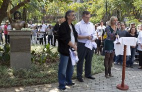 O presidente Mario Gobbi inaugura um busto em homenagem ao ex-jogador Socrates na Praca da Liberdade, no Parque So Jorge, ao lado da viuva Katia Bagnarelli, esta manh So Paulo / SP - Brasil - 28/07/2012