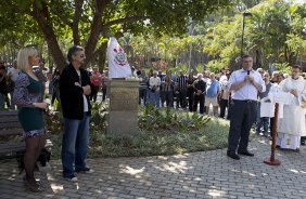 O presidente Mario Gobbi inaugura um busto em homenagem ao ex-jogador Socrates na Praca da Liberdade, no Parque São Jorge, ao lado da viuva Katia Bagnarelli, esta manhã São Paulo / SP - Brasil - 28/07/2012